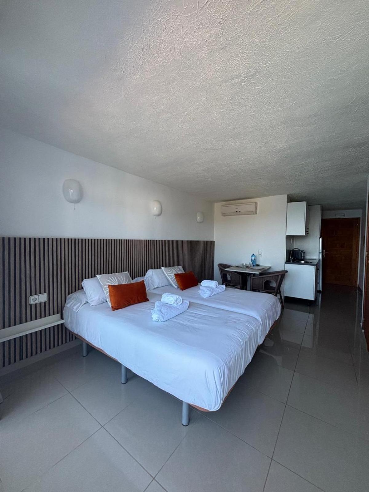 Es Grop Apartamentos Portinatx Bagian luar foto