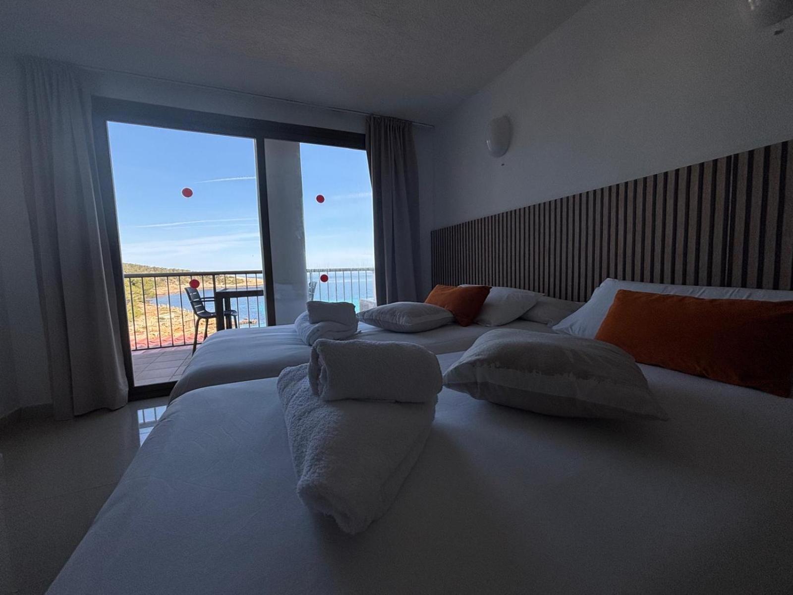 Es Grop Apartamentos Portinatx Bagian luar foto